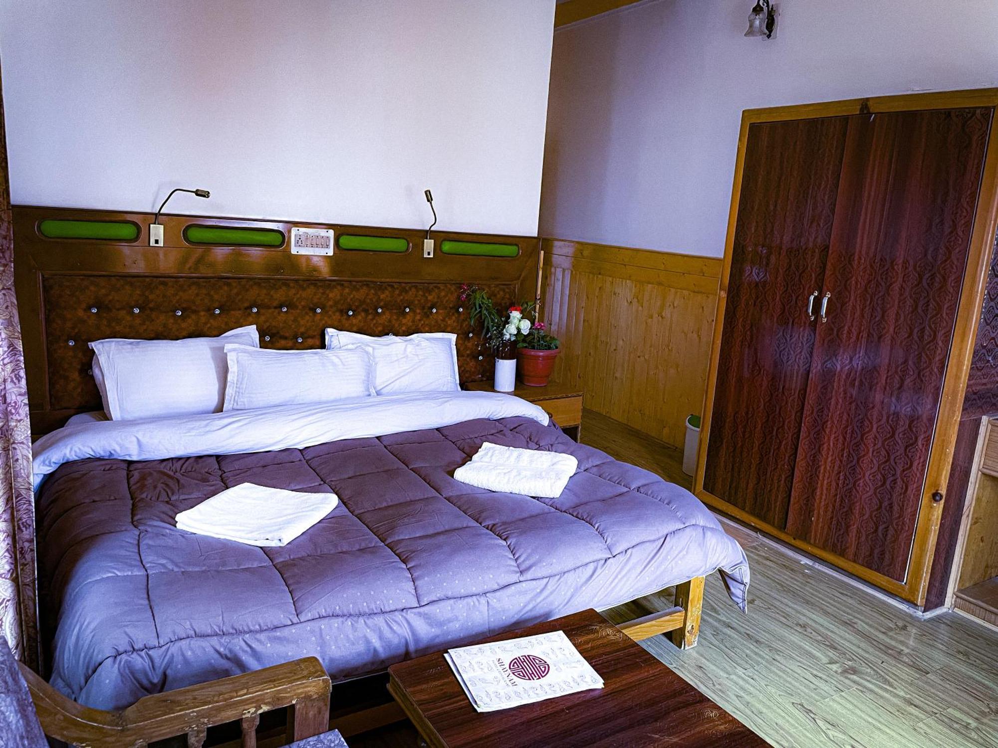 Hotel Shaynam Leh Bagian luar foto