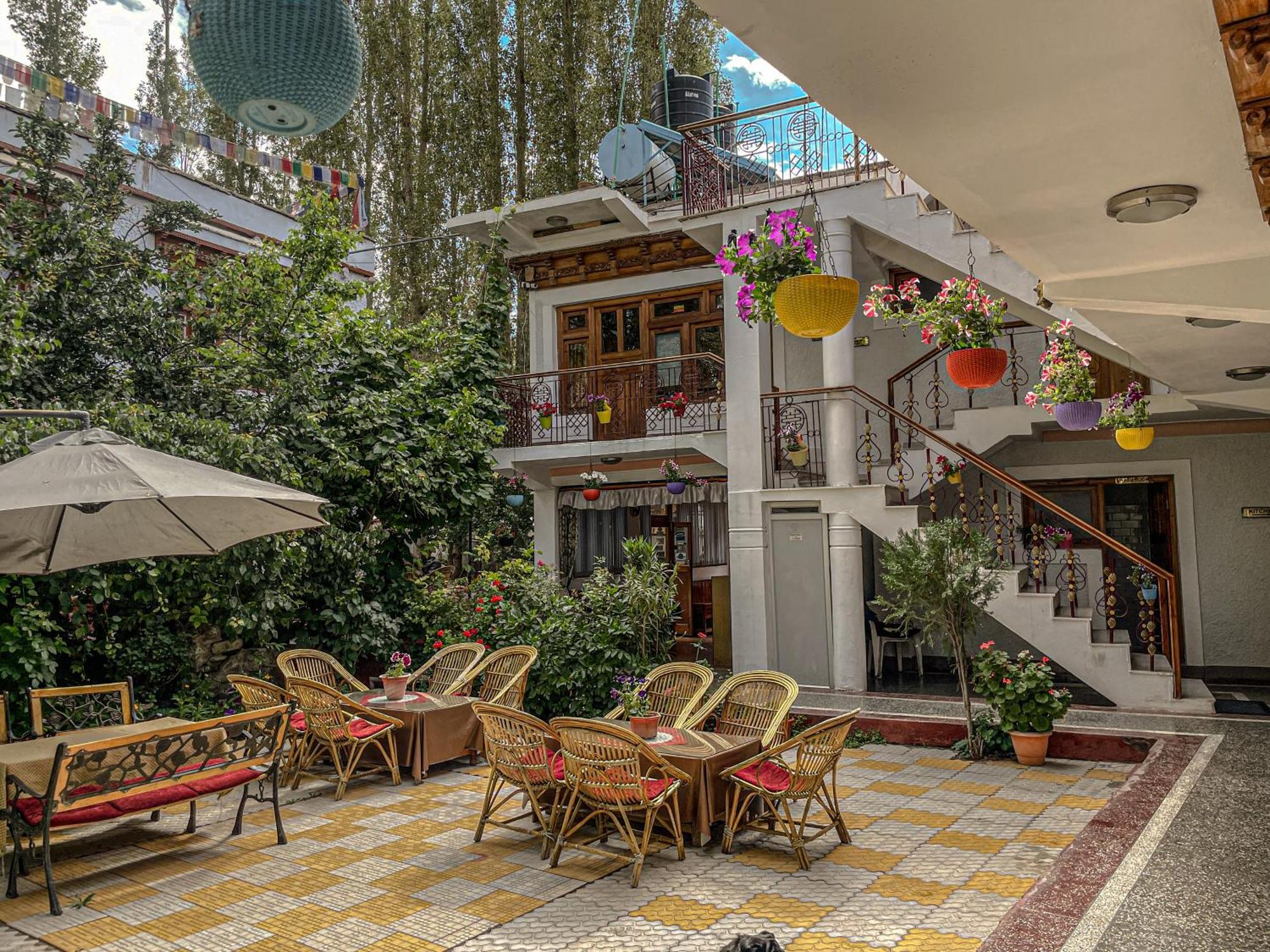 Hotel Shaynam Leh Bagian luar foto